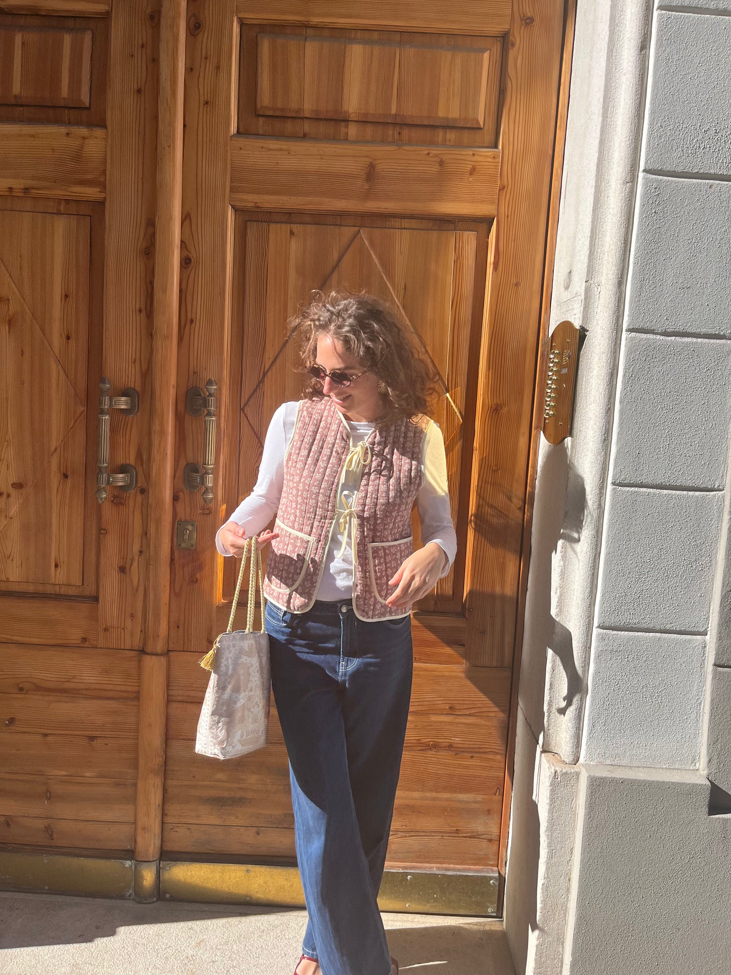 Smanicato con tasche e fiocchi marrone