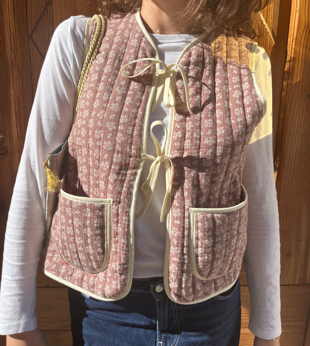 Smanicato con tasche e fiocchi marrone