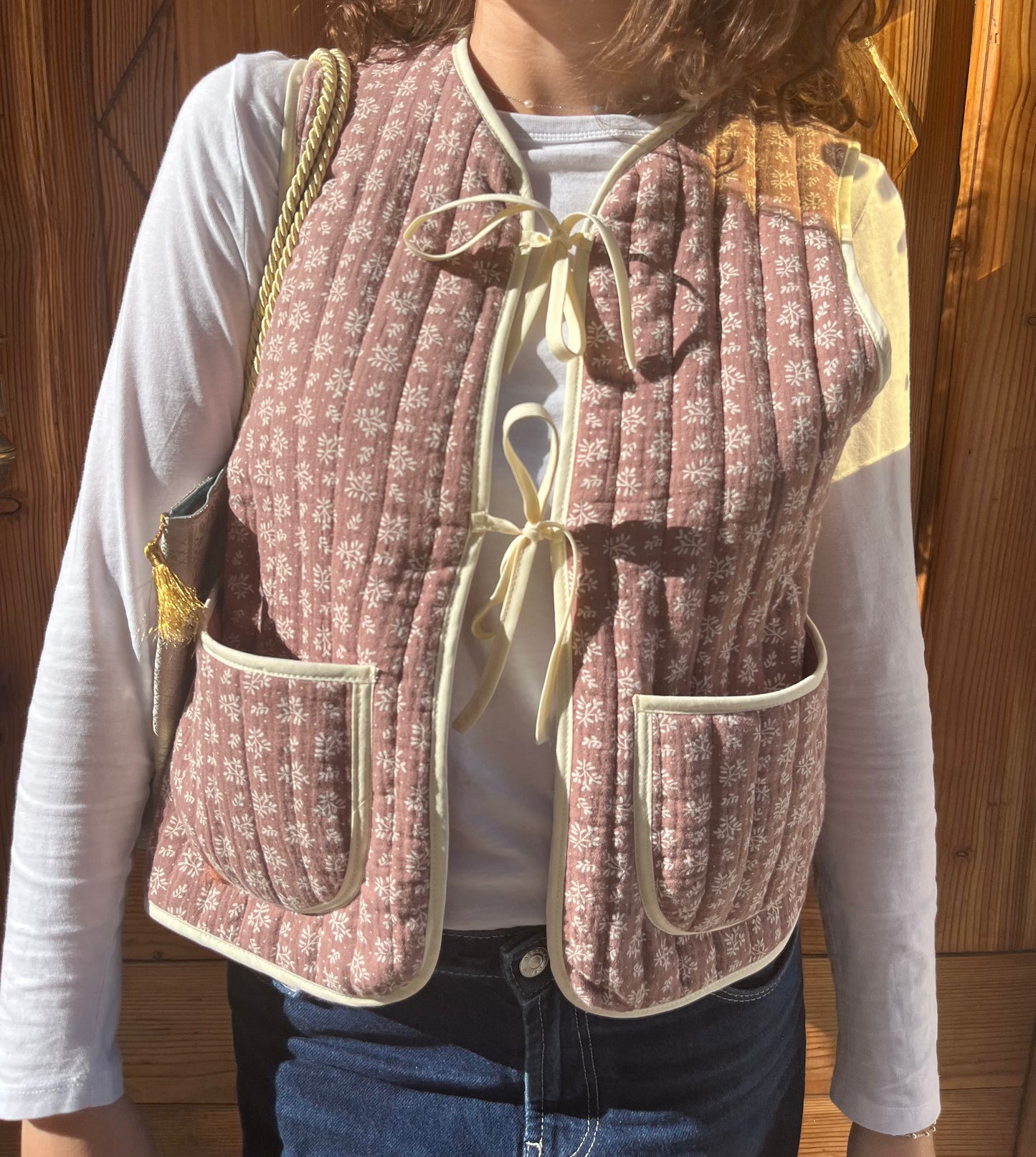 Smanicato con tasche e fiocchi marrone