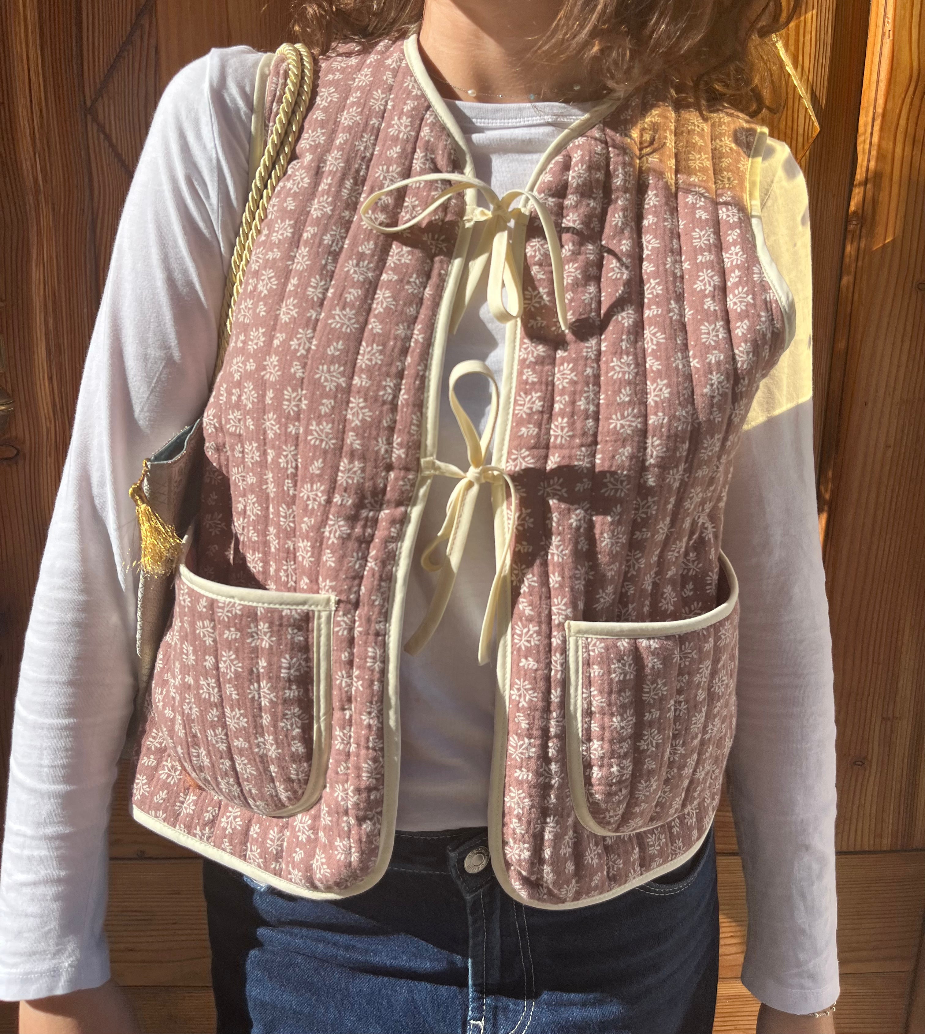 Smanicato con tasche e fiocchi marrone