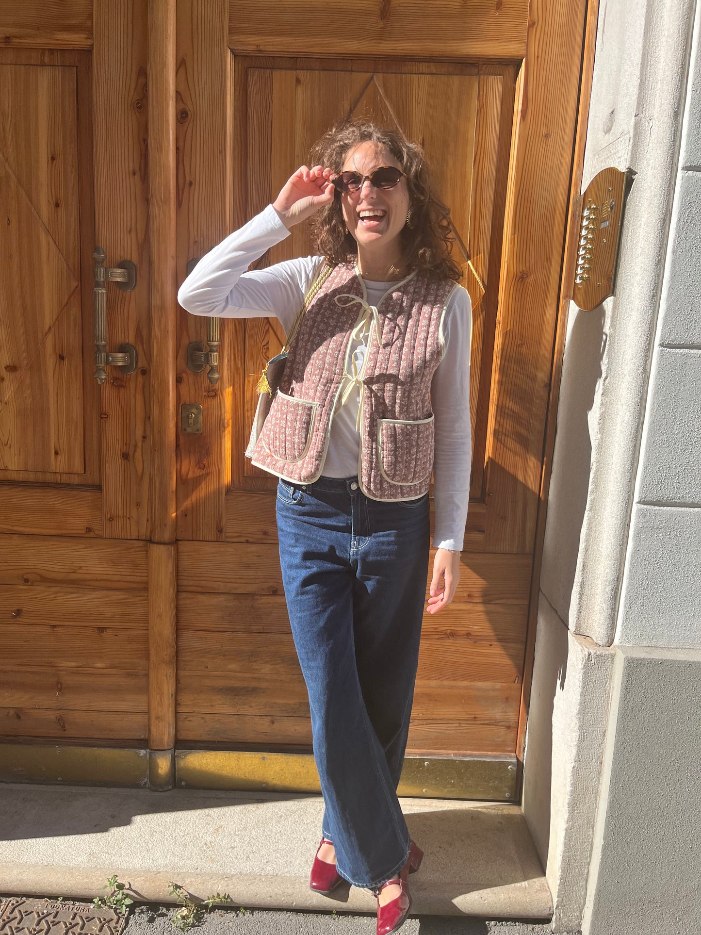 Smanicato con tasche e fiocchi marrone