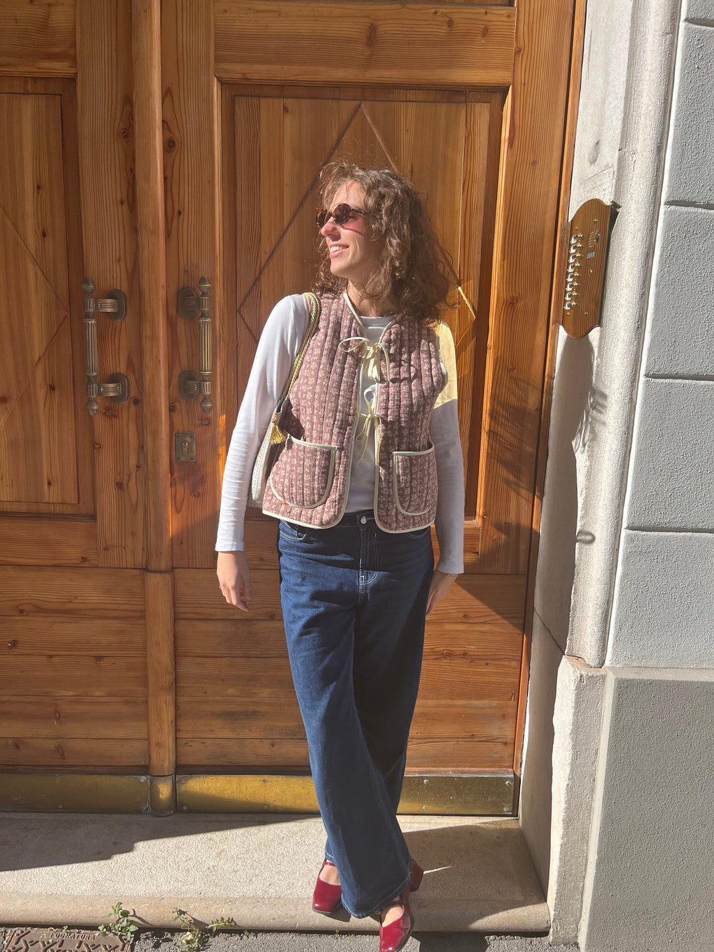 Smanicato con tasche e fiocchi marrone