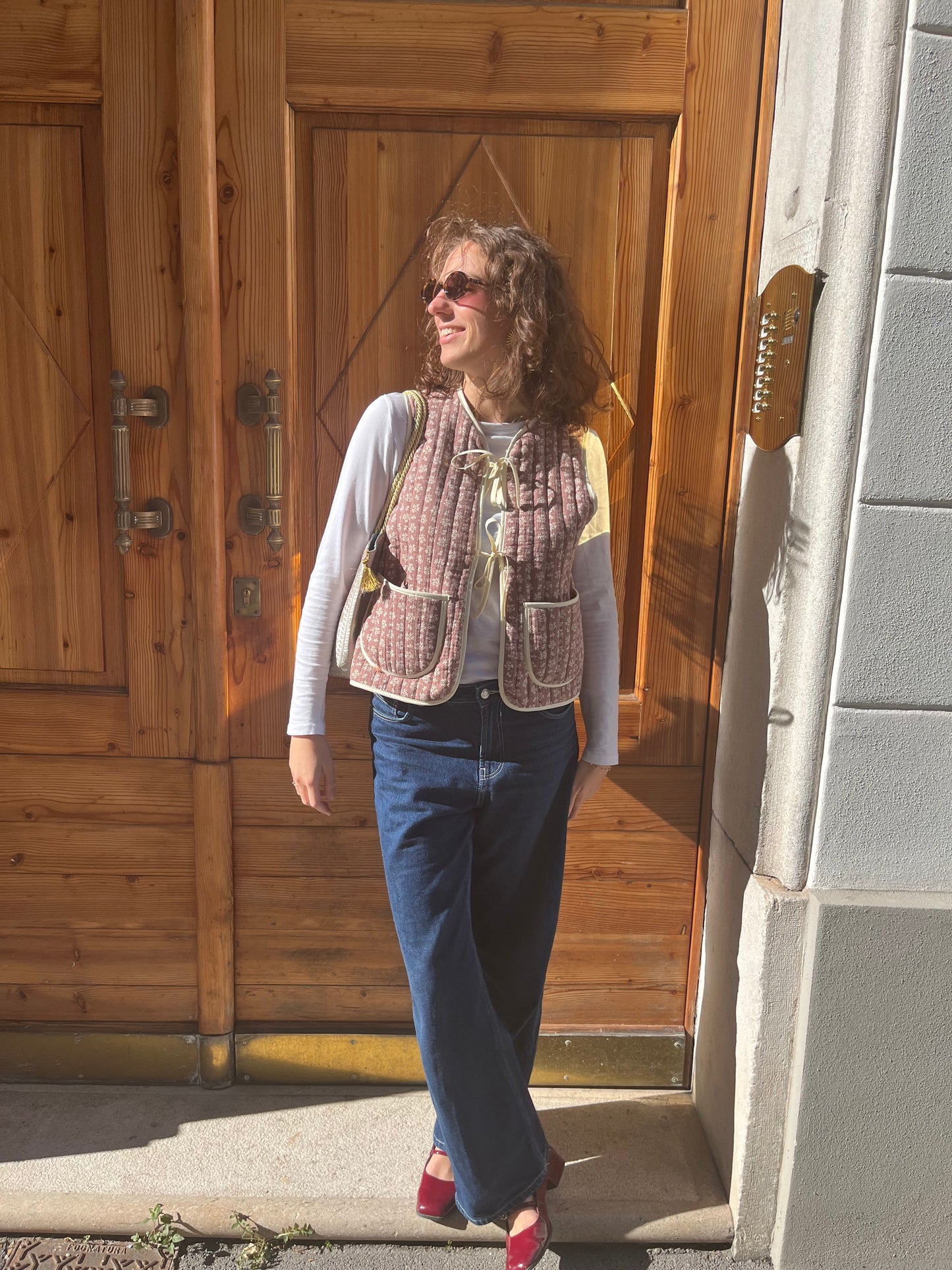 Smanicato con tasche e fiocchi marrone