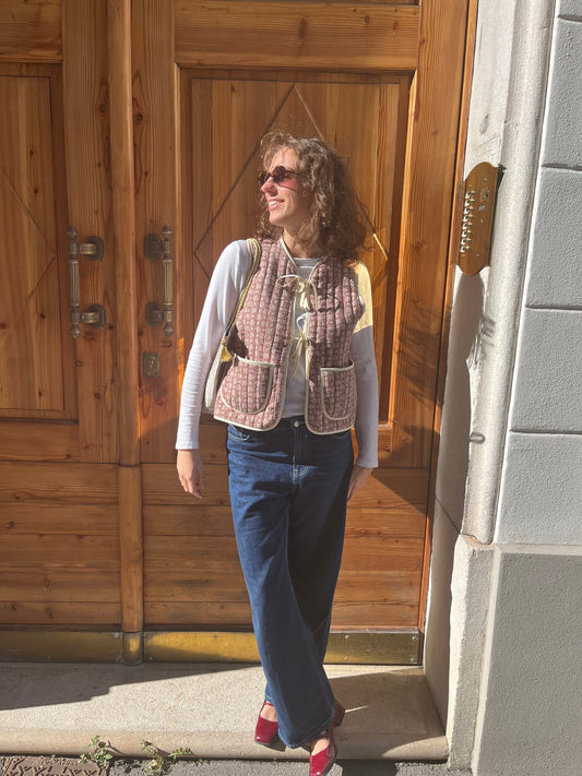 Smanicato con tasche e fiocchi marrone