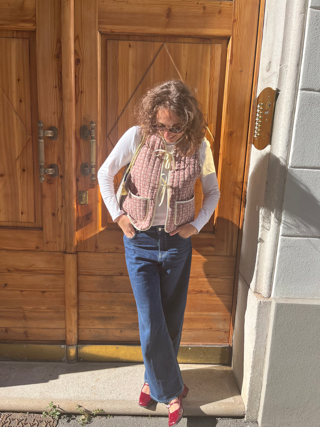Smanicato con tasche e fiocchi marrone