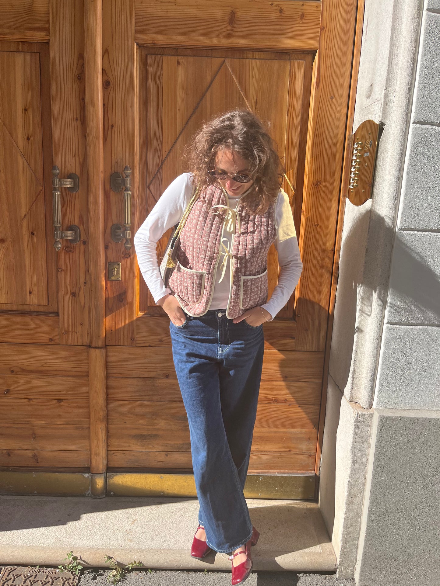 Smanicato con tasche e fiocchi marrone
