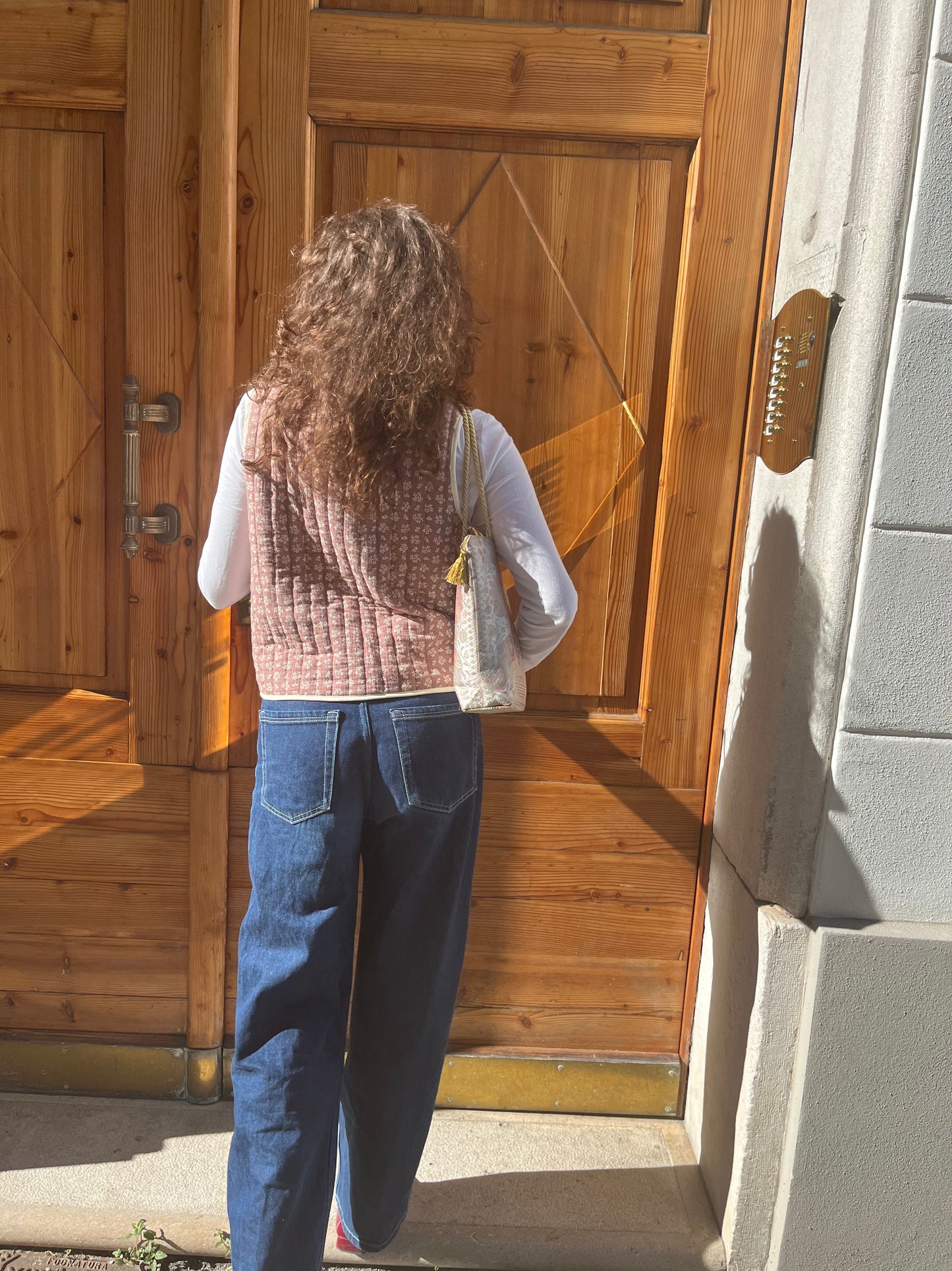 Smanicato con tasche e fiocchi marrone