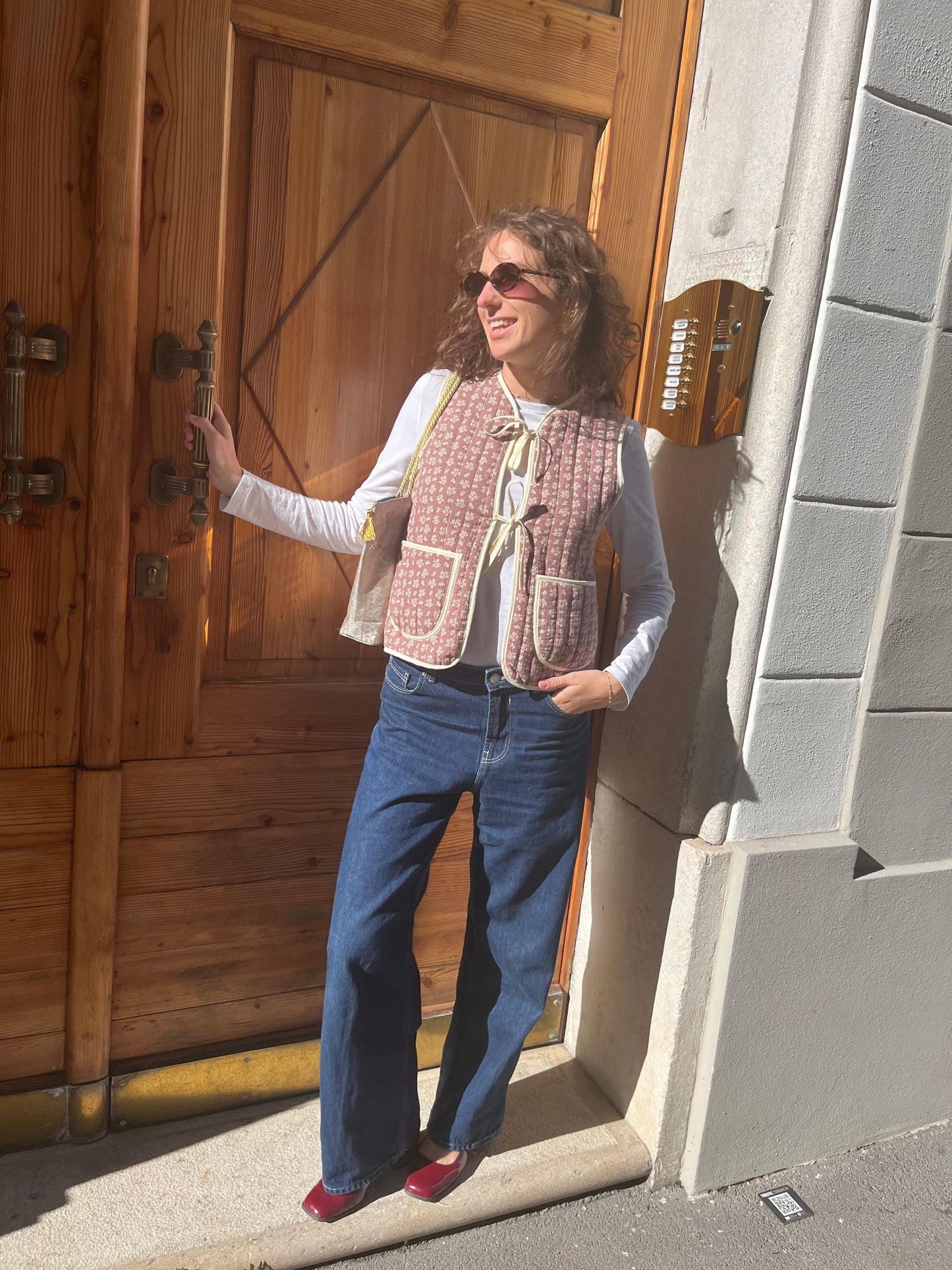 Smanicato con tasche e fiocchi marrone